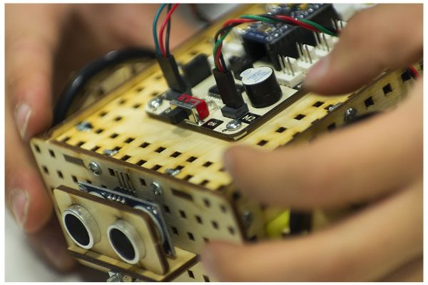 Konstruowanie robotów w ramach CodeWeek-u.